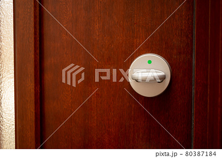 木製のドアと金属製のサムターン 80387184