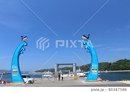 鮎川港桟橋と青空 80387586