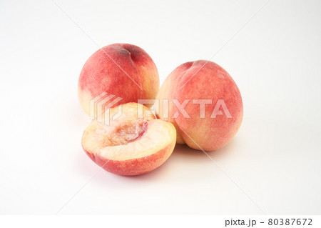 白桃の実を白背景で 80387672