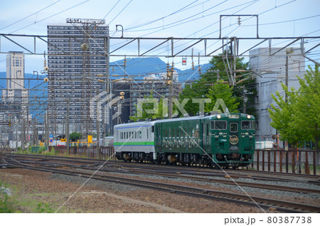 「山明」号のキハ40 1790を先頭にした札幌発旭川行の普通列車 「山明」号のキハ40 1790を先頭にした札幌発旭川行の普通列車 80387738