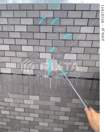 打診棒でタイルの浮き調査(縦) 打診棒でタイルの浮き調査(縦) 80387841