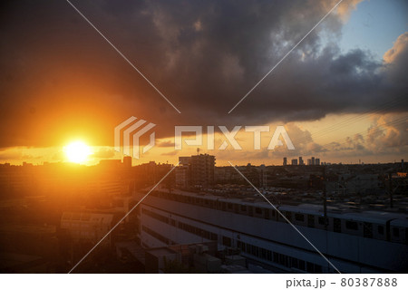 雲の下に顔をのぞかせた日の出の輝き 雲の下に顔をのぞかせた日の出の輝き 80387888