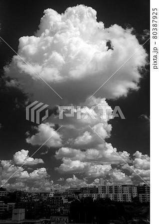 初夏の青空に漂う積乱雲 初夏の青空に漂う積乱雲 80387925