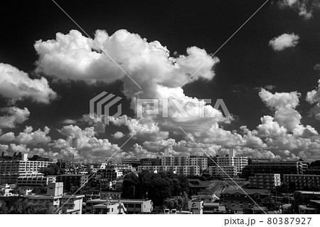 初夏の青空に漂う積乱雲 初夏の青空に漂う積乱雲 80387927