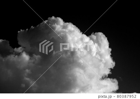 初夏のさらに聳える積乱雲 80387952