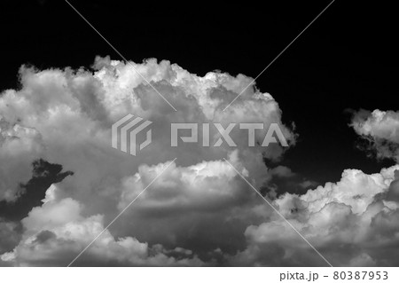 初夏のさらに聳える積乱雲 80387953