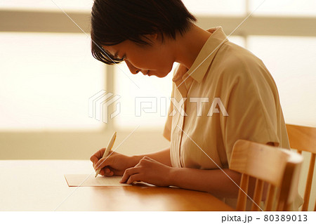 手紙を書く女性 手紙を書く女性 80389013
