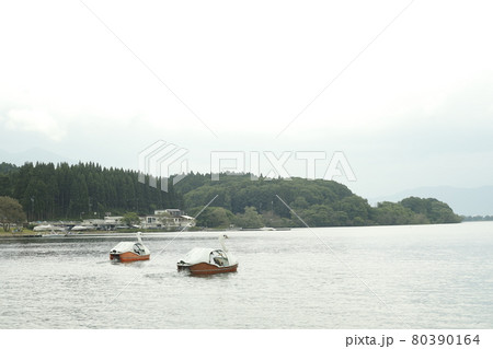 キャンプ場からの散歩道 海 スワンボート ビーチ 海面 さざ波 キャンプ場からの散歩道 海 スワンボート ビーチ 海面 さざ波 80390164