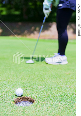 ゴルフ　グリーン　パッティング　【 アウトドア スポーツ の イメージ】 80390757