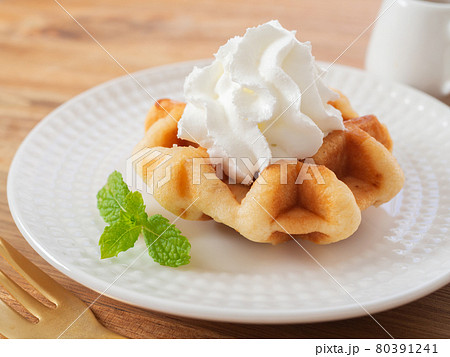 ホイップクリームを添えたベルギーワッフル 80391241