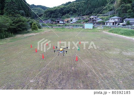 ドローンで農薬空中散布の練習をする ドローンで農薬空中散布の練習をする 80392185