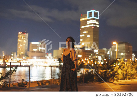 夜景の綺麗な海にいる女性 80392706