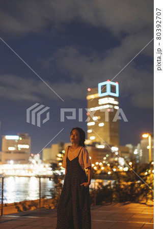 夜景の綺麗な海にいる女性 80392707