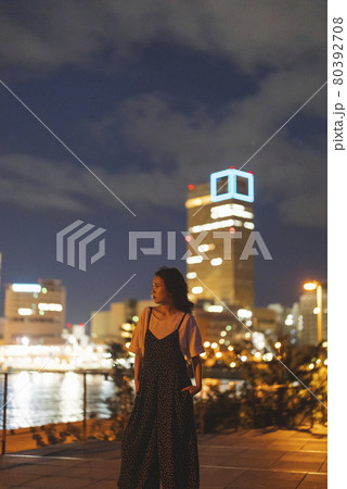 夜景の綺麗な海にいる女性 夜景の綺麗な海にいる女性 80392708