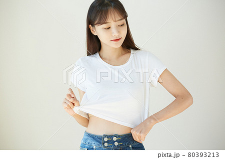 白いTシャツを着た若い女性のポートレート 白いTシャツを着た若い女性のポートレート 80393213