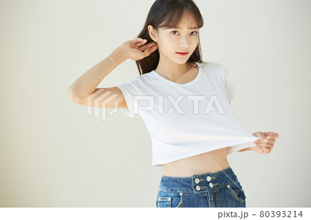 白いTシャツを着た若い女性のポートレート 白いTシャツを着た若い女性のポートレート 80393214