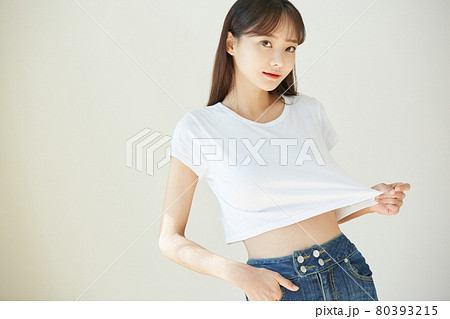 白いTシャツを着た若い女性のポートレート 白いTシャツを着た若い女性のポートレート 80393215