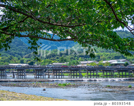 夏の渡月橋の風景 夏の渡月橋の風景 80393548