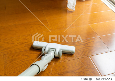 木のフローリングと掃除機の吸引ヘッド 80394223