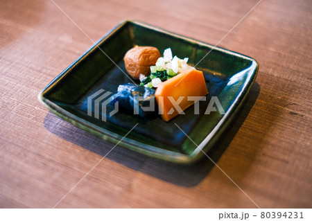 漬物の盛り合わせ(梅干し, 茄子, 人参, 大根)-横 80394231