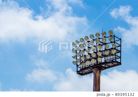 夏空と照明塔 80395132