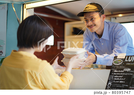 移動販売で食事を提供する男性 80395747