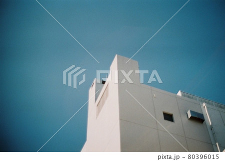 フィルムカメラで撮った建物と空 80396015