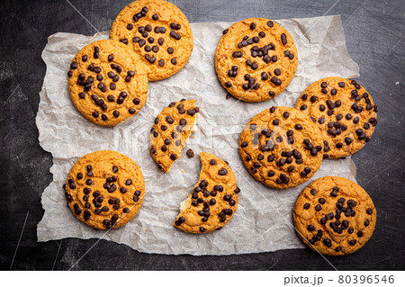 Chocolate chip cookies 80396546