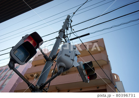 歩行者信号・電線・都市・空 80396731