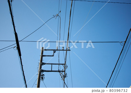 靑空・電線・電信柱・快晴 80396732