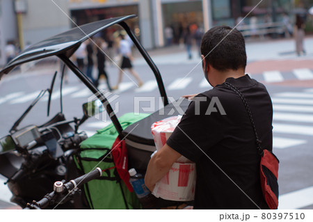 ウーバーイーツ配達員の夏 ウーバーイーツ配達員の夏 80397510