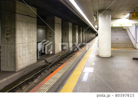東成田駅 プラットフォーム 東成田駅 プラットフォーム 80397615