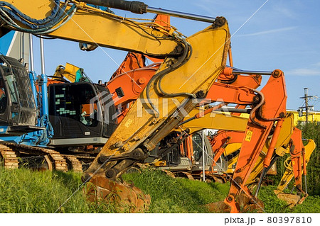 並んで停まっているショベルカーの写真素材