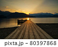桟橋がある夕日の風景 80397868