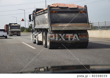 トラック 道路 貨物 80398039