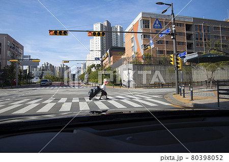 道路 横断歩道 信号 80398052
