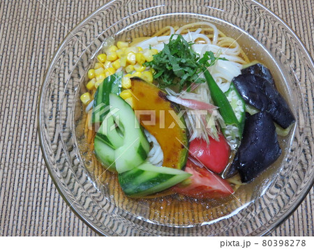 冷やしうどんに旬の野菜を添えて 冷やしうどんに旬の野菜を添えて 80398278