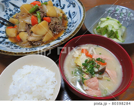 ある日の夕食　肉じゃがと酢の物と粕汁 80398284
