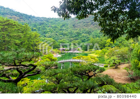 栗林公園飛来峰 南湖と偃月橋 栗林公園飛来峰 南湖と偃月橋 80398440
