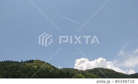 夏空の飛行機雲 80398710