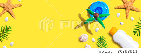 Sunblock bottle with starfish and seashells Sunblock bottle with starfish and seashells 80398911