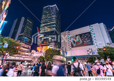日本の東京都市景観 日最多・東京1763人。4度目の宣言下。夜でも渋谷には多くの人出…＝7月25日 80399549