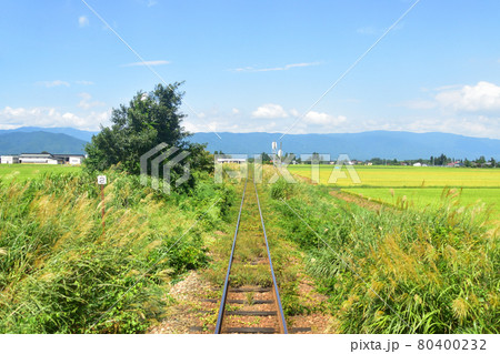 2020年夏の山形鉄道フラワー長井線と車窓からの風景 80400232