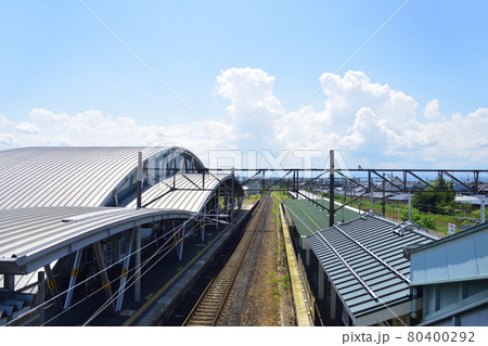 2020年夏の山形鉄道フラワー長井線と車窓からの風景 80400292