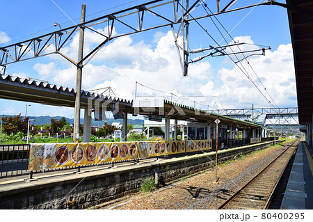 2020年夏の山形鉄道フラワー長井線と車窓からの風景 80400295