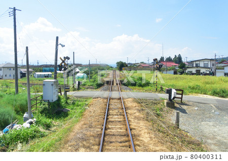 2020年夏の山形鉄道フラワー長井線と車窓からの風景 80400311
