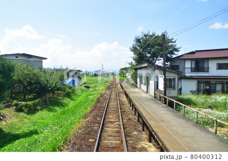 2020年夏の山形鉄道フラワー長井線と車窓からの風景 80400312