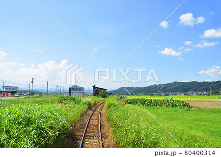 2020年夏の山形鉄道フラワー長井線と車窓からの風景 80400314