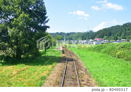 2020年夏の山形鉄道フラワー長井線と車窓からの風景 80400317