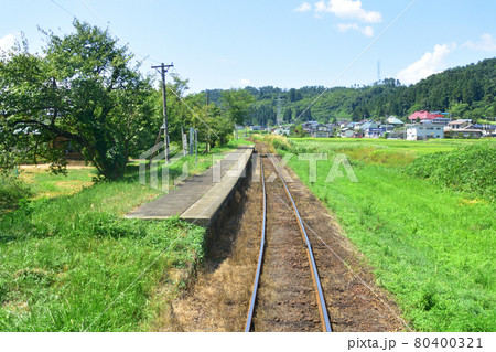 2020年夏の山形鉄道フラワー長井線と車窓からの風景 80400321